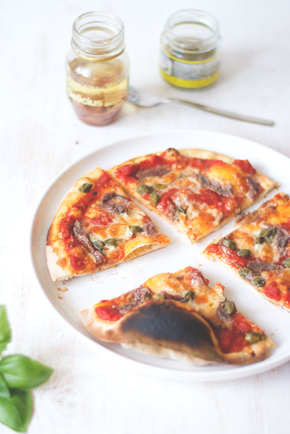 Rezept für Pizza mit Kapern und Sardellen von moeyskitchen.com