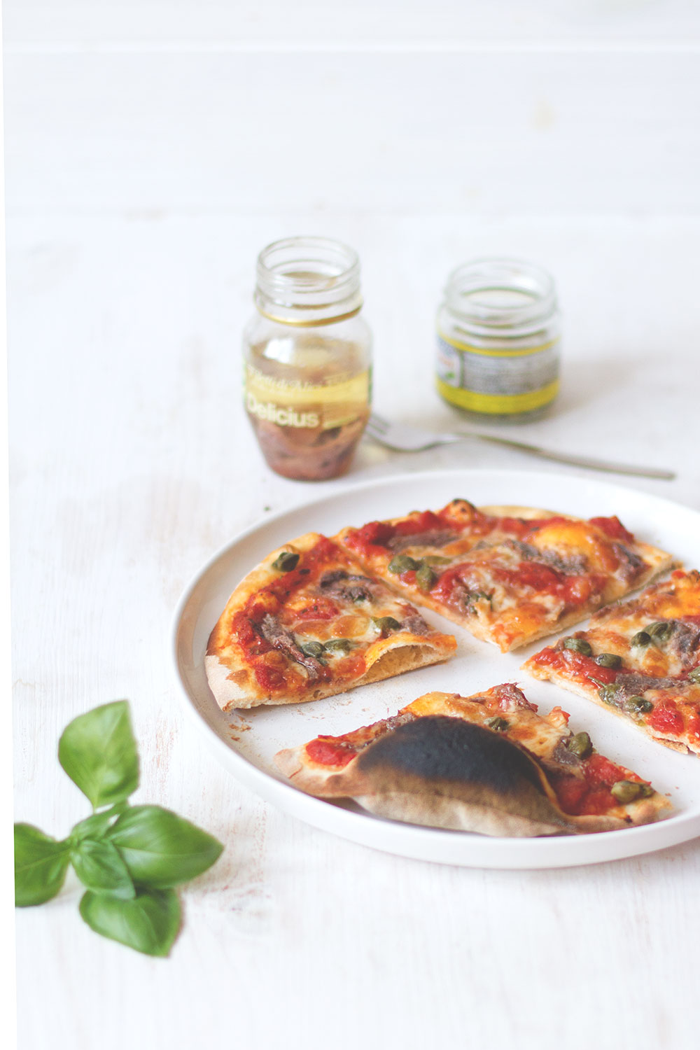 Rezept für Pizza mit Kapern und Sardellen von moeyskitchen.com