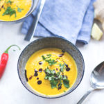 Rezept für cremige Kürbissuppe mit ofengeröstetem Kürbis und Apfel | moeyskitchen.com