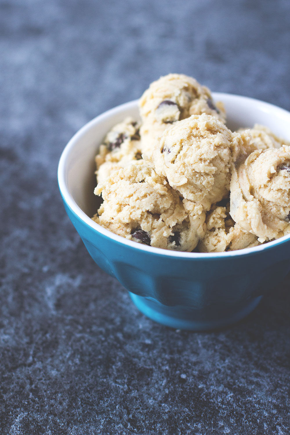 Mein neues Buch "Cookie Dough: Roher Keksteig zum Vernaschen" und Rezept für Chocolate Chip Cookie Dough | moeyskitchen.com