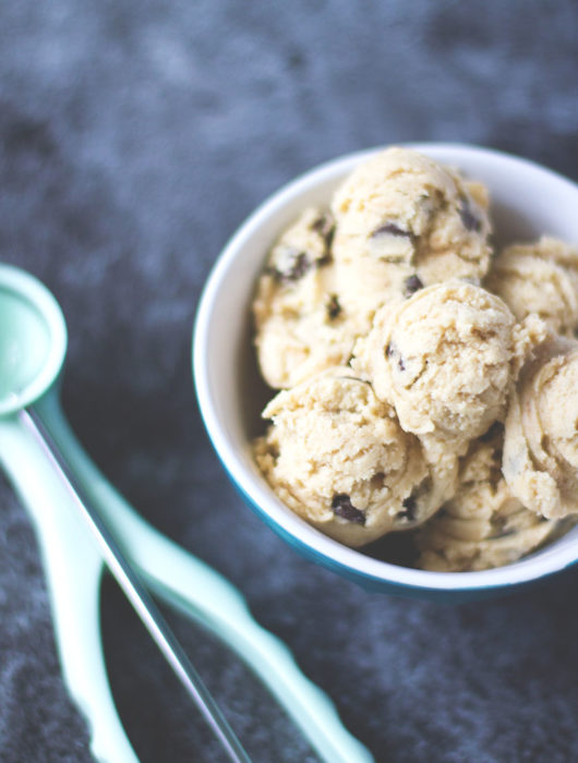 Mein neues Buch "Cookie Dough: Roher Keksteig zum Vernaschen" und Rezept für Chocolate Chip Cookie Dough | moeyskitchen.com