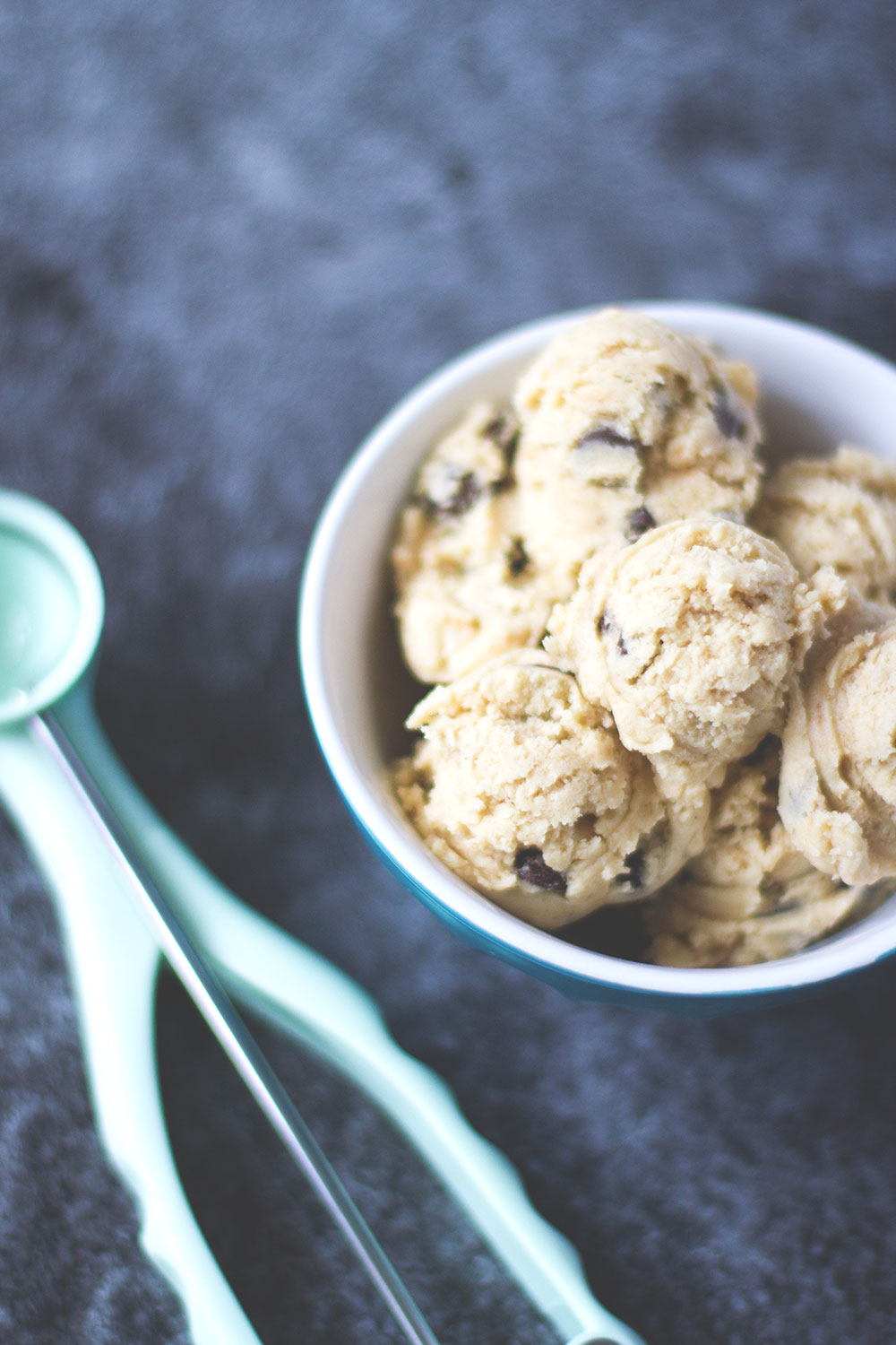 Mein neues Buch "Cookie Dough: Roher Keksteig zum Vernaschen" und Rezept für Chocolate Chip Cookie Dough | moeyskitchen.com