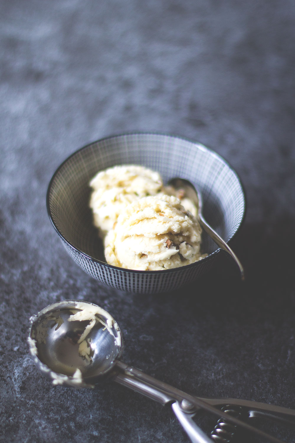 Mein neues Buch "Cookie Dough: Roher Keksteig zum Vernaschen" und Rezept für Chocolate Chip Cookie Dough | moeyskitchen.com