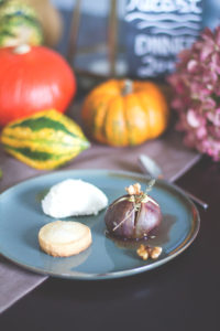 Herbst Dinner Dessert Rezept für Ricotta-Mascarpone-Mousse mit gebackenen Ahornsirup-Walnuss-Feigen und Shortbread Keksen | moeyskitchen.com