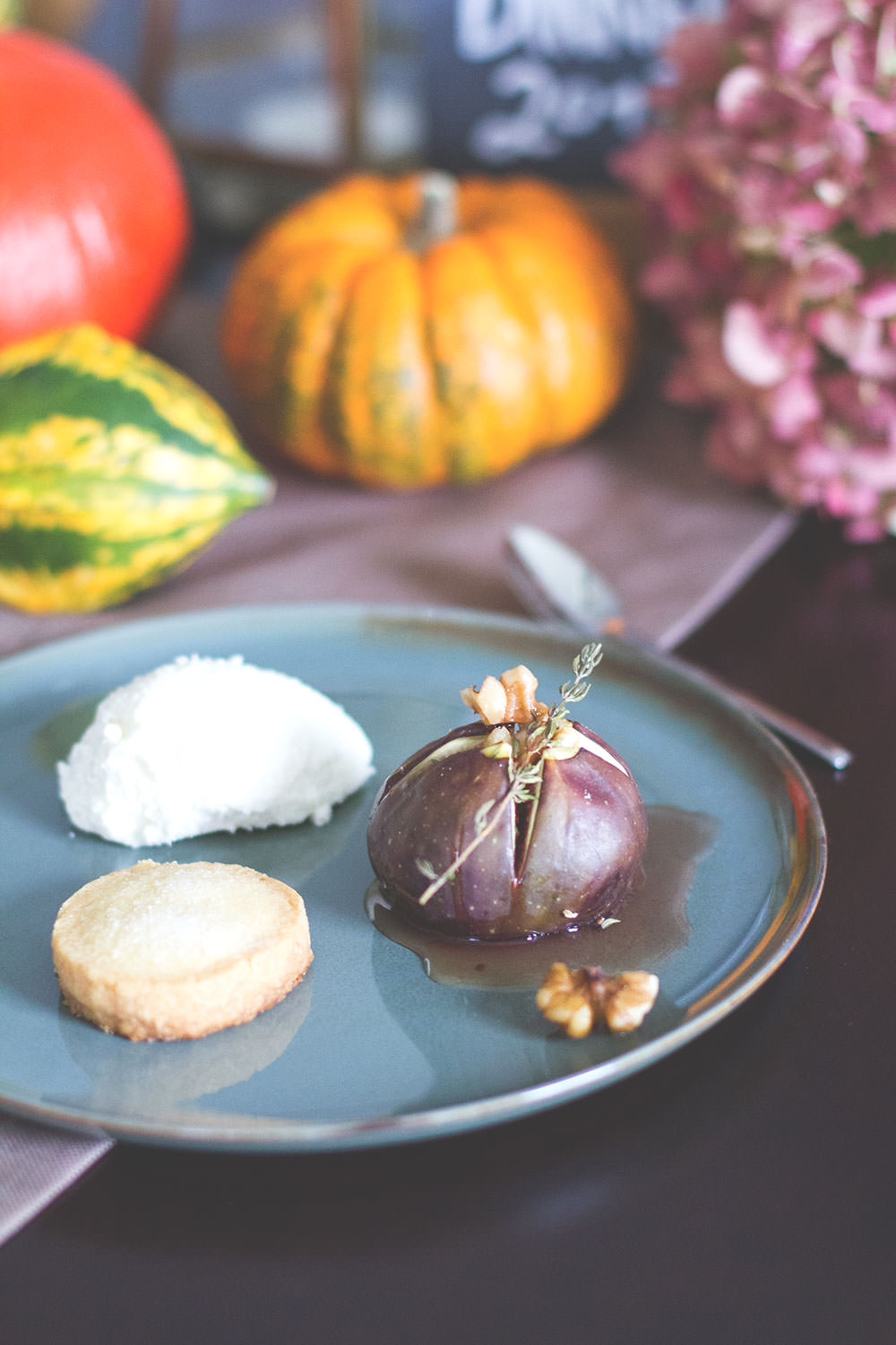 Herbst Dinner Dessert Rezept für Ricotta-Mascarpone-Mousse mit gebackenen Ahornsirup-Walnuss-Feigen und Shortbread Keksen | moeyskitchen.com