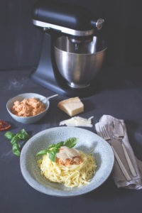 Rezept für frische Spaghetti mit Ricotta-Tomaten-Pesto - KitchenAid meets Pasta #minimoments | moeyskitchen.com