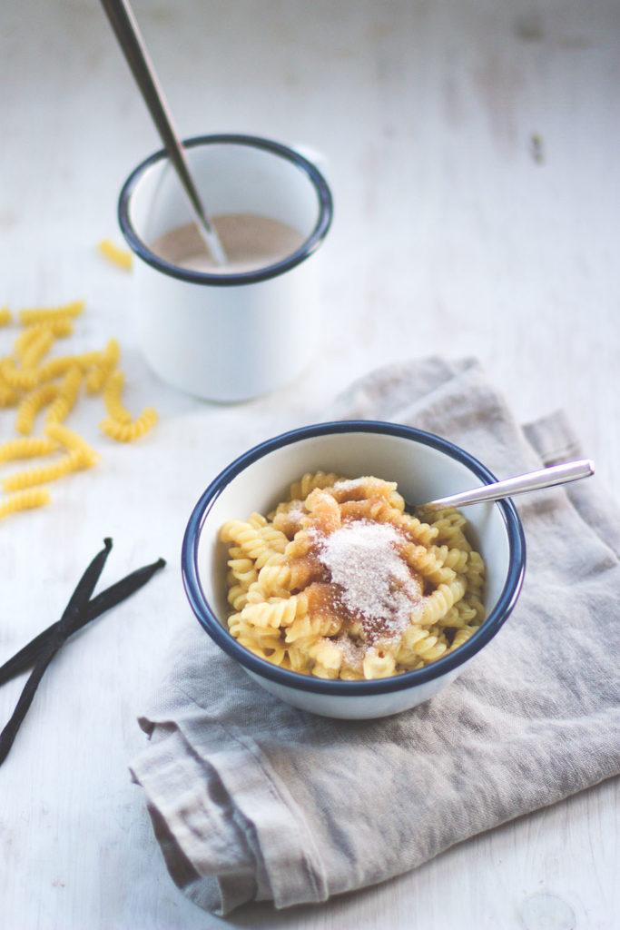 Rezept für Milchnudeln - schmeckt wie Milchreis oder Grießbrei, nur mit Pasta gekocht! Lässt sich super einfach zubereiten und schmeckt dabei so gut. Eine Kindheitserinnerung an Omas Klassiker | moeyskitchen.com