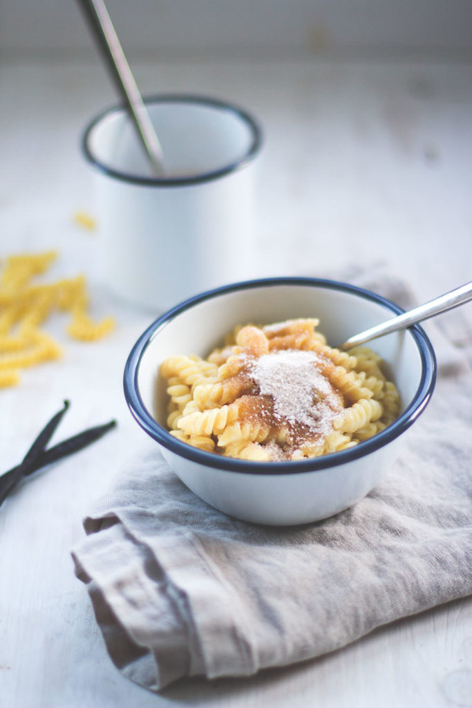 Rezept für Milchnudeln - schmeckt wie Milchreis oder Grießbrei, nur mit Pasta gekocht! Lässt sich super einfach zubereiten und schmeckt dabei so gut. Eine Kindheitserinnerung an Omas Klassiker | moeyskitchen.com