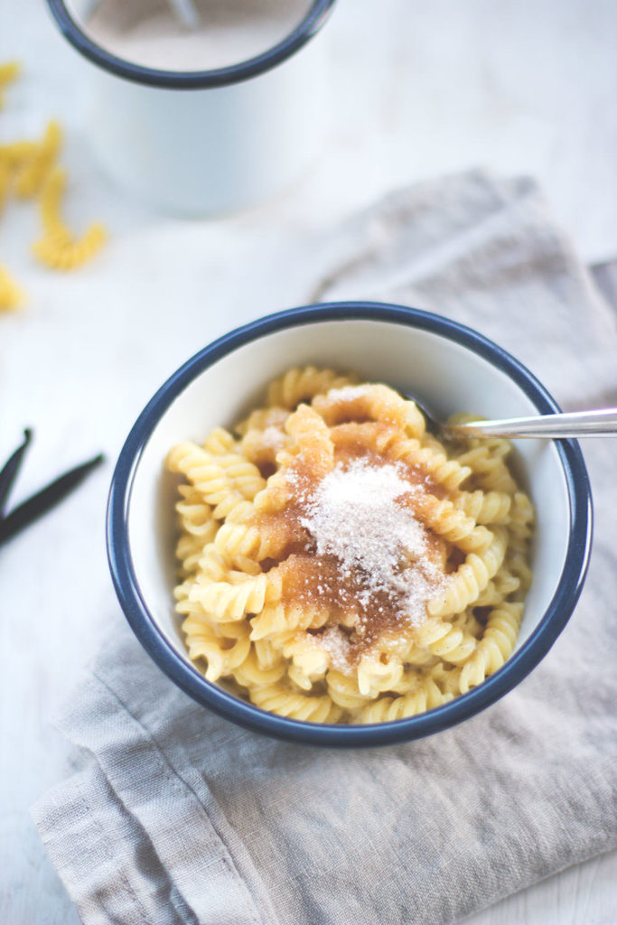 Rezept für Milchnudeln - schmeckt wie Milchreis oder Grießbrei, nur mit Pasta gekocht! Lässt sich super einfach zubereiten und schmeckt dabei so gut. Eine Kindheitserinnerung an Omas Klassiker | moeyskitchen.com