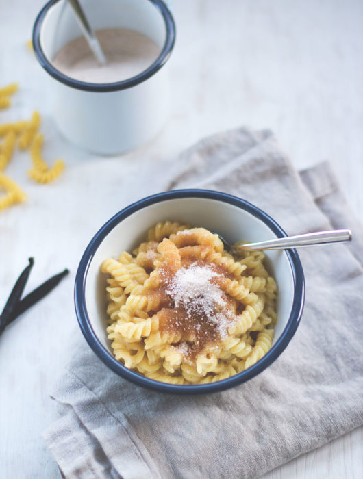 Rezept für Milchnudeln - schmeckt wie Milchreis oder Grießbrei, nur mit Pasta gekocht! Lässt sich super einfach zubereiten und schmeckt dabei so gut. Eine Kindheitserinnerung an Omas Klassiker | moeyskitchen.com