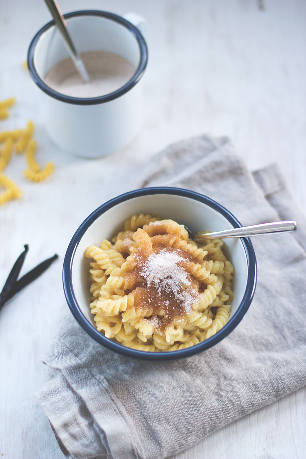 Rezept für Milchnudeln - schmeckt wie Milchreis oder Grießbrei, nur mit Pasta gekocht! Lässt sich super einfach zubereiten und schmeckt dabei so gut. Eine Kindheitserinnerung an Omas Klassiker | moeyskitchen.com