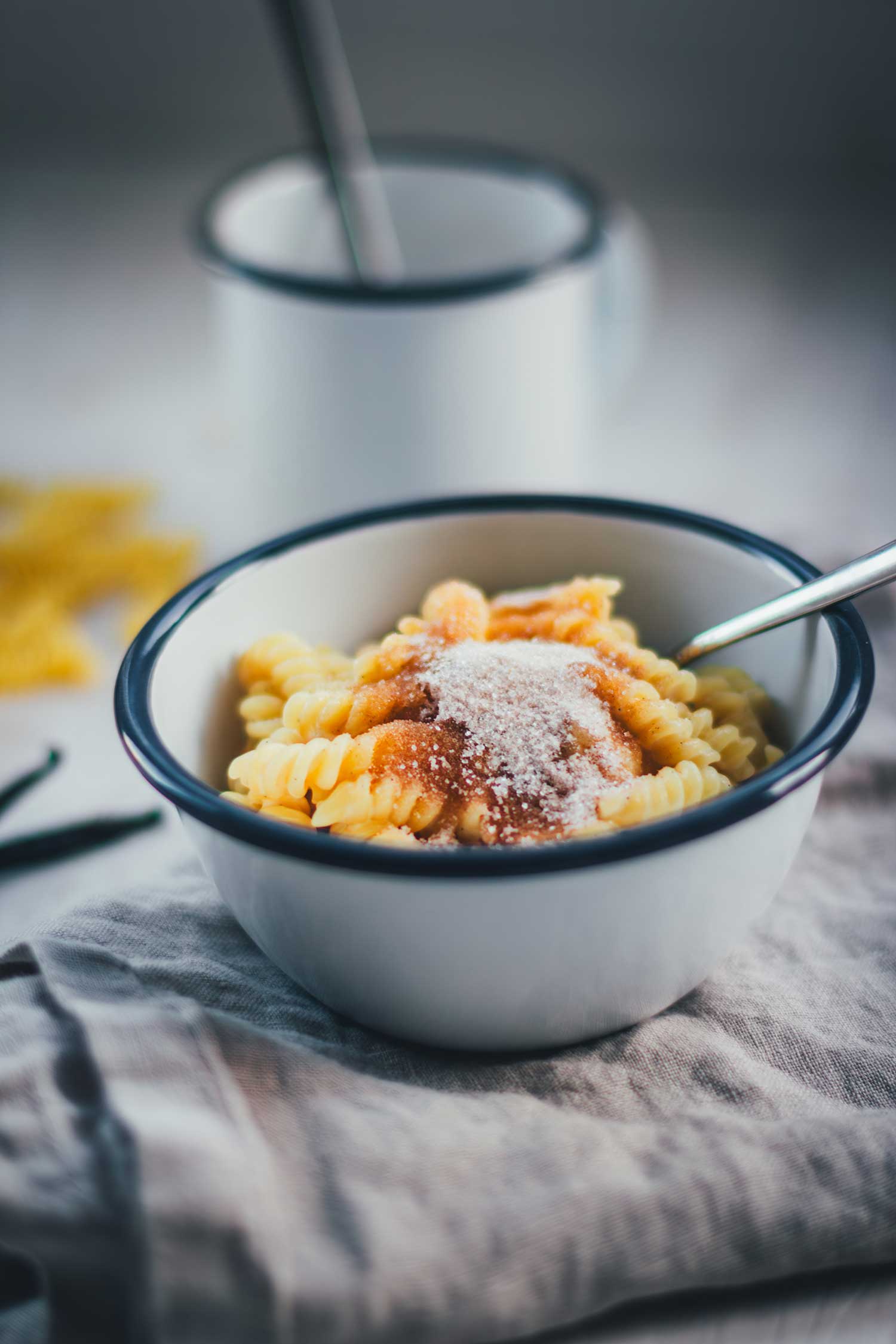 Nahaufnahme der Milchnudeln mit einer weichen, schlotzigen Konsistenz durch die Sahne. Die Sauce glänzt und die braune Karamell-Note des Zuckers ist gut erkennbar, perfektioniert durch die längere Garzeit.