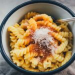 Eine Schüssel cremige Milchnudeln mit einer ordentlichen Portion Zimt und Zucker.