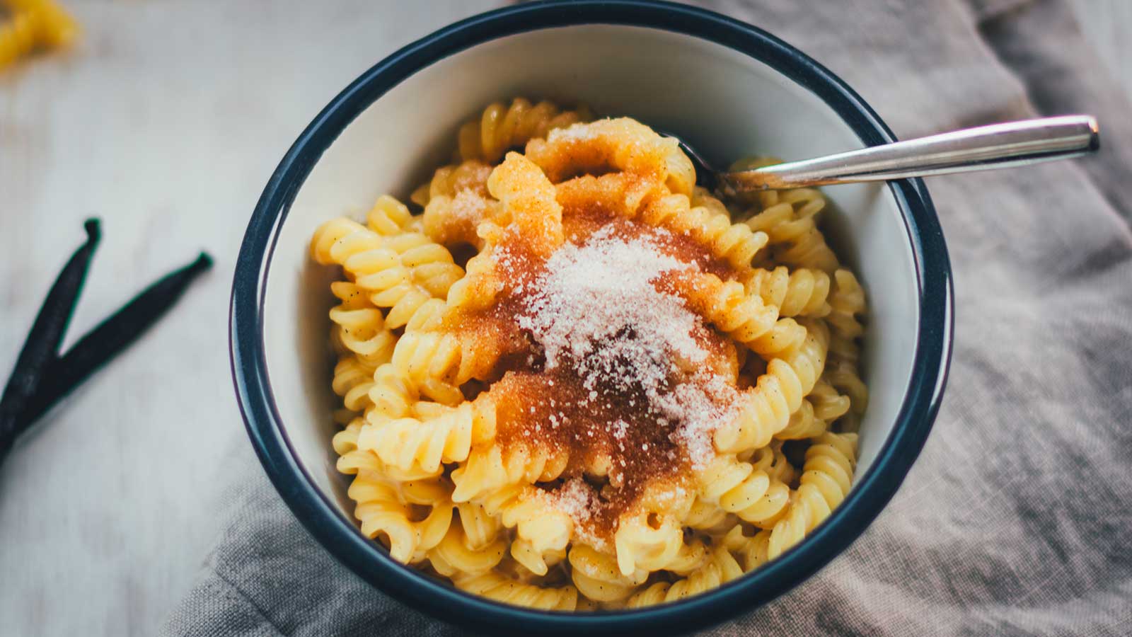 Eine Schüssel cremige Milchnudeln mit einer ordentlichen Portion Zimt und Zucker.