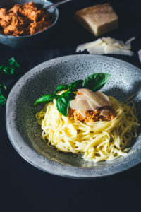 Selbst gemachte frische Spaghetti mit einem Rezept für cremiges Ricotta-Tomaten-Pesto. Aus wenigen und einfachen Zutaten hergestellt und so lecker! Eiernudeln aus Hartweizengrieß oder Mehl, dazu ein Pesto aus getrockneten Tomaten. Hier gibt es die Rezepte! | moeyskitchen.com