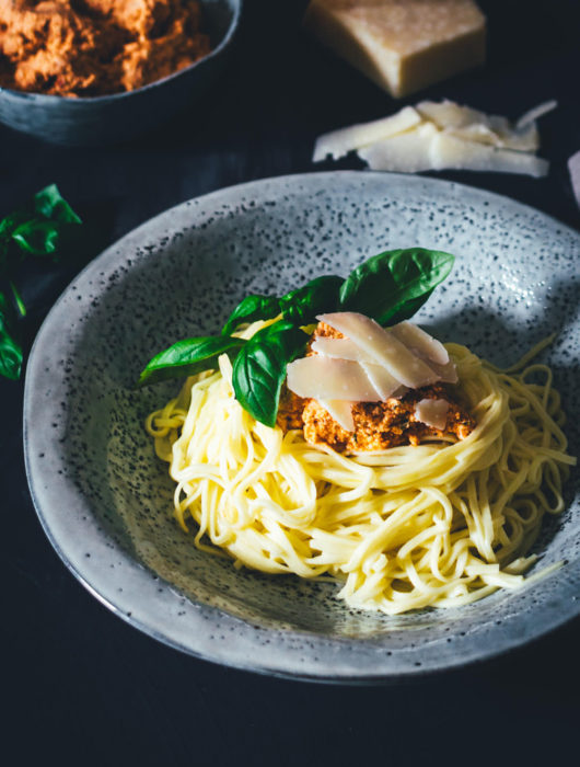 Selbst gemachte frische Spaghetti mit einem Rezept für cremiges Ricotta-Tomaten-Pesto. Aus wenigen und einfachen Zutaten hergestellt und so lecker! Eiernudeln aus Hartweizengrieß oder Mehl, dazu ein Pesto aus getrockneten Tomaten. Hier gibt es die Rezepte! | moeyskitchen.com