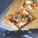 Rezept für Süßkartoffel-Tarte mit geschmorten Zwiebeln und Ziegenkäse | moeyskitchen.com