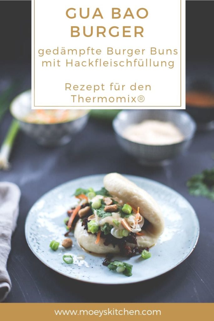 Rezept für leckere Gua Bao Burger | taiwanesisches Street Food aus gedämpften Hefebrötchen mit einer Hackfleischfüllung, Gemüse und Saucen | Rezept für den Thermomix® | moeyskitchen.com #rezepte #foodblogger #guabao #burger #hamburger #streetfood #taiwanesisch #thermomix #thermomixrezept #varoma #tm31 #tm5 #tm6 