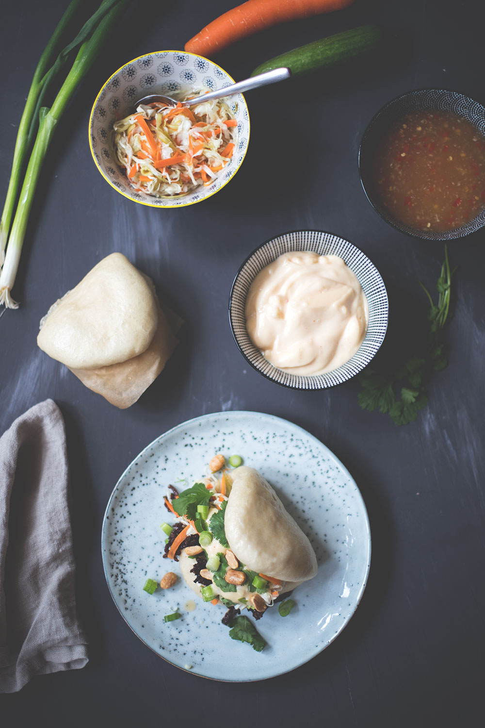 Thermomix meets Asia: Rezept für Gua Bao Burger mit Sweet Chili Sauce und Sriracha-Mayo | moeyskitchen.com