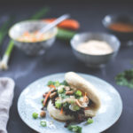 Thermomix meets Asia: Rezept für Gua Bao Burger mit Sweet Chili Sauce und Sriracha-Mayo | moeyskitchen.com
