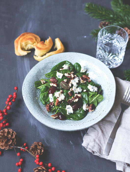 Rezept für Babyspinat-Salat mit roten Trauben, Blauschimmelkäse und Pekannüssen | moeyskitchen.com