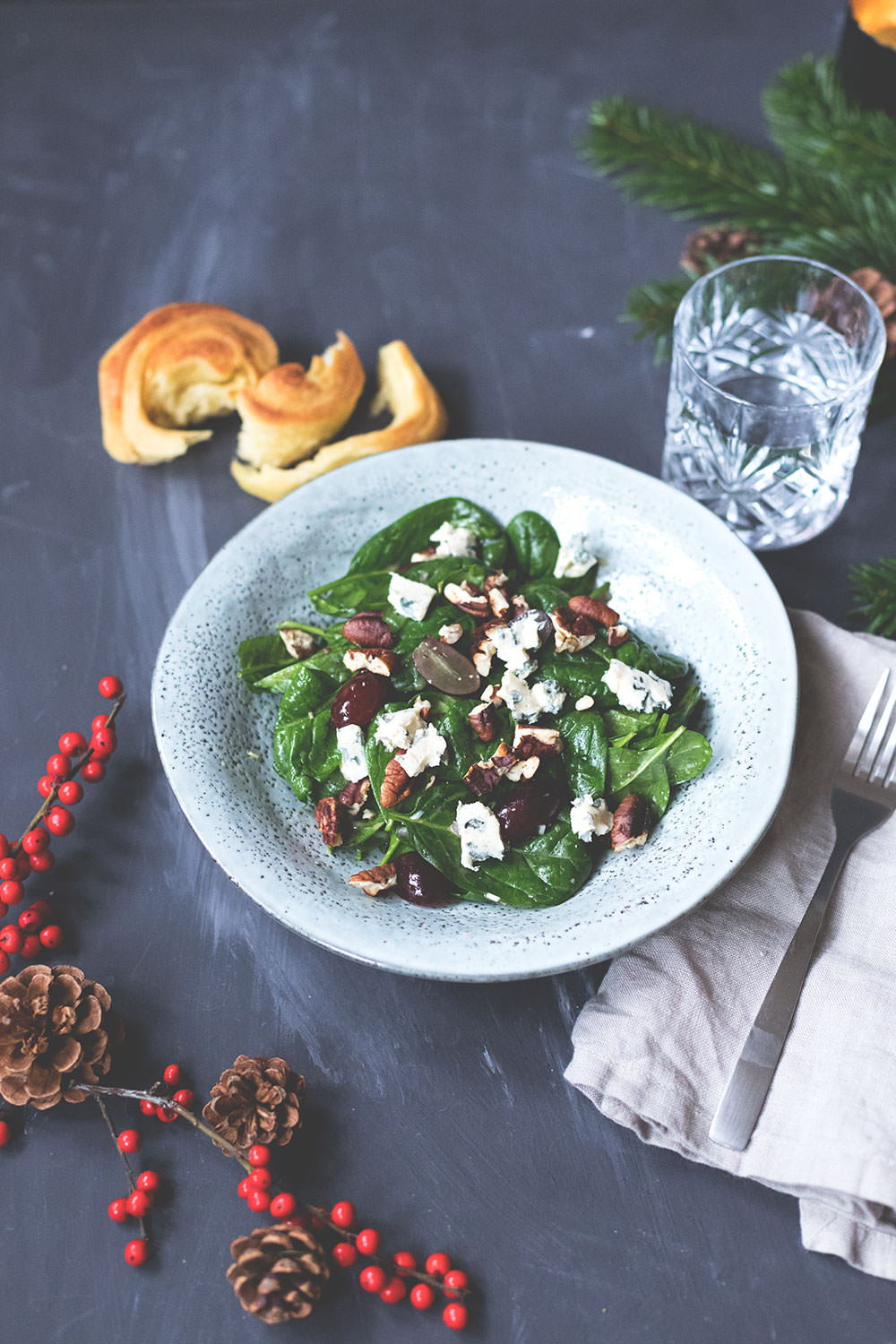 Rezept für Babyspinat-Salat mit roten Trauben, Blauschimmelkäse und Pekannüssen | moeyskitchen.com