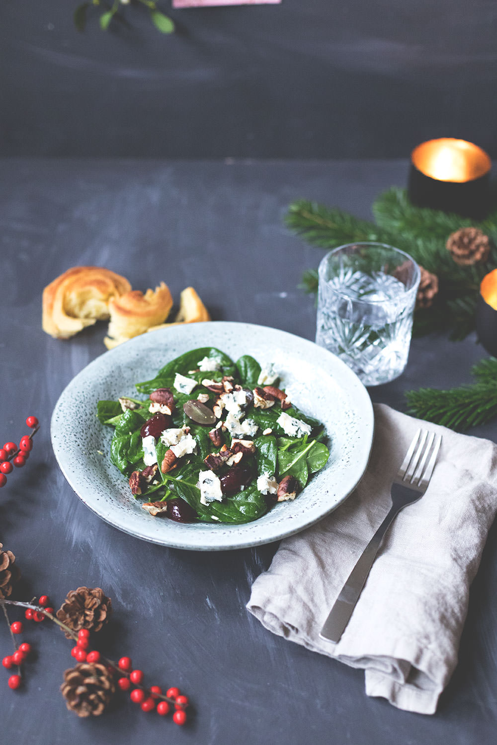 Rezept für Babyspinat-Salat mit roten Trauben, Blauschimmelkäse und Pekannüssen | moeyskitchen.com