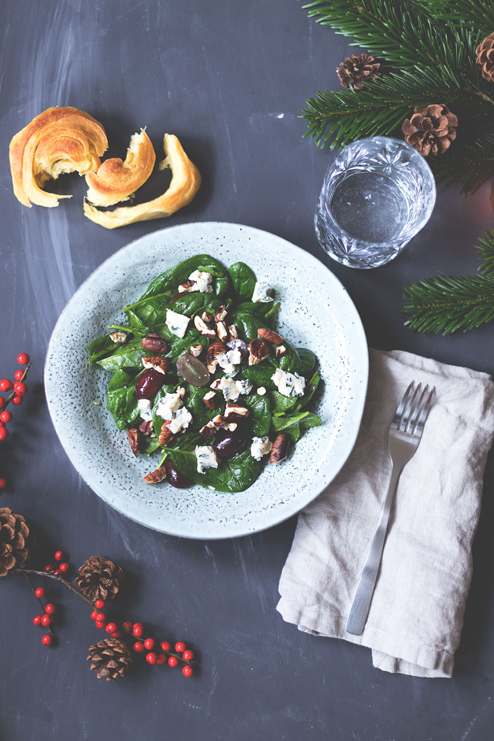 Babyspinat-Salat mit roten Trauben, Blauschimmelkäse und gerösteten ...