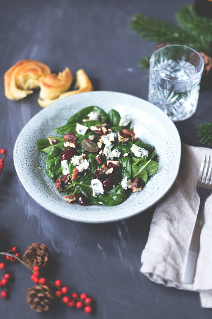 Babyspinat-Salat mit roten Trauben, Blauschimmelkäse und gerösteten ...