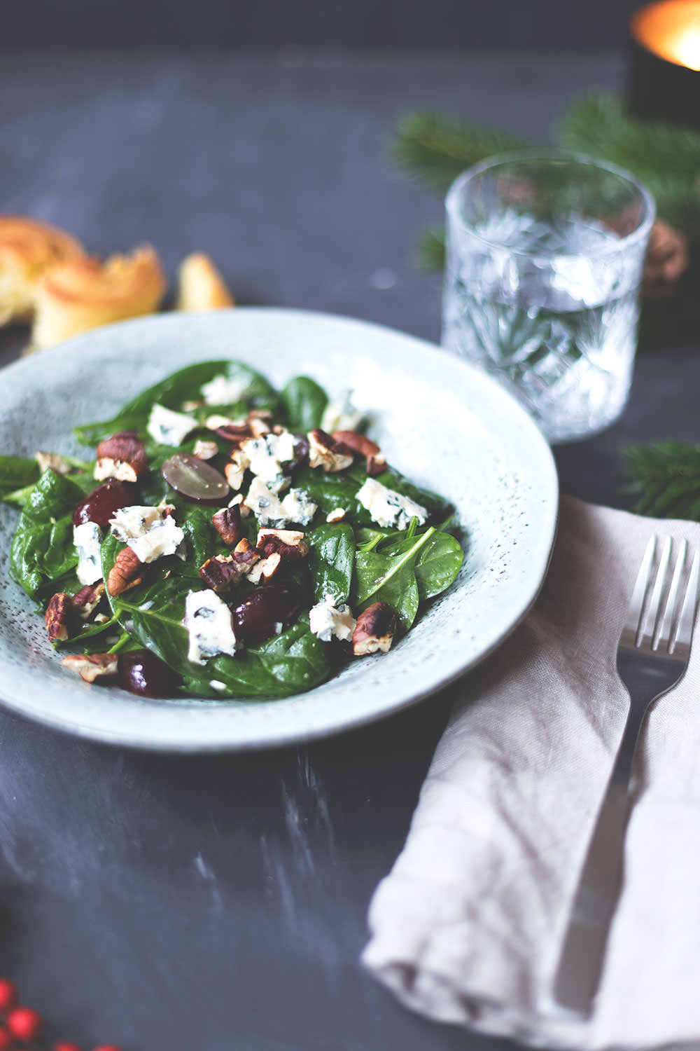 Rezept für Babyspinat-Salat mit roten Trauben, Blauschimmelkäse und Pekannüssen | moeyskitchen.com