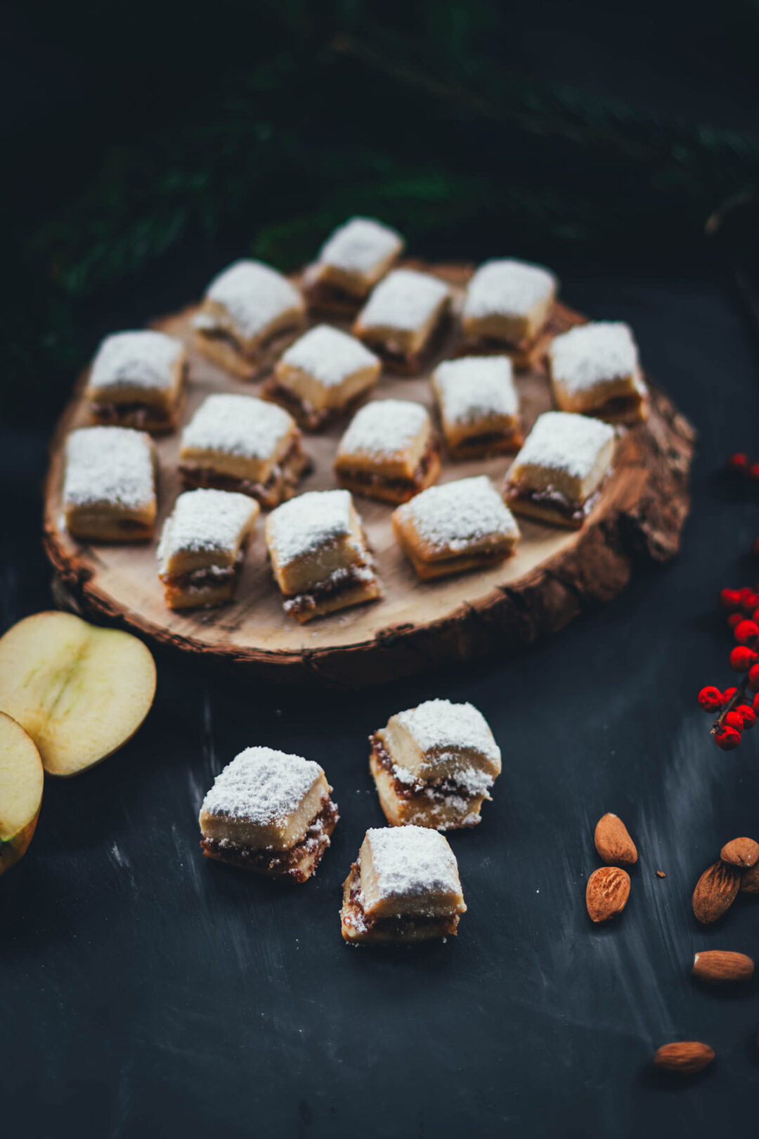 Geniale Rezeptidee für die Weihnachtsbäckerei: Einfaches Stollen-Konfekt mit saftiger Bratapfel-Füllung. Mein Bratapfel-Stollen-Konfekt ist kinderleicht im Thermomix zuzubereiten und der Star auf dem Weihnachtsplätzchen-Teller! | moeyskitchen.com