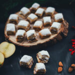 Geniale Rezeptidee für die Weihnachtsbäckerei: Einfaches Stollen-Konfekt mit saftiger Bratapfel-Füllung. Mein Bratapfel-Stollen-Konfekt ist kinderleicht im Thermomix zuzubereiten und der Star auf dem Weihnachtsplätzchen-Teller! | moeyskitchen.com