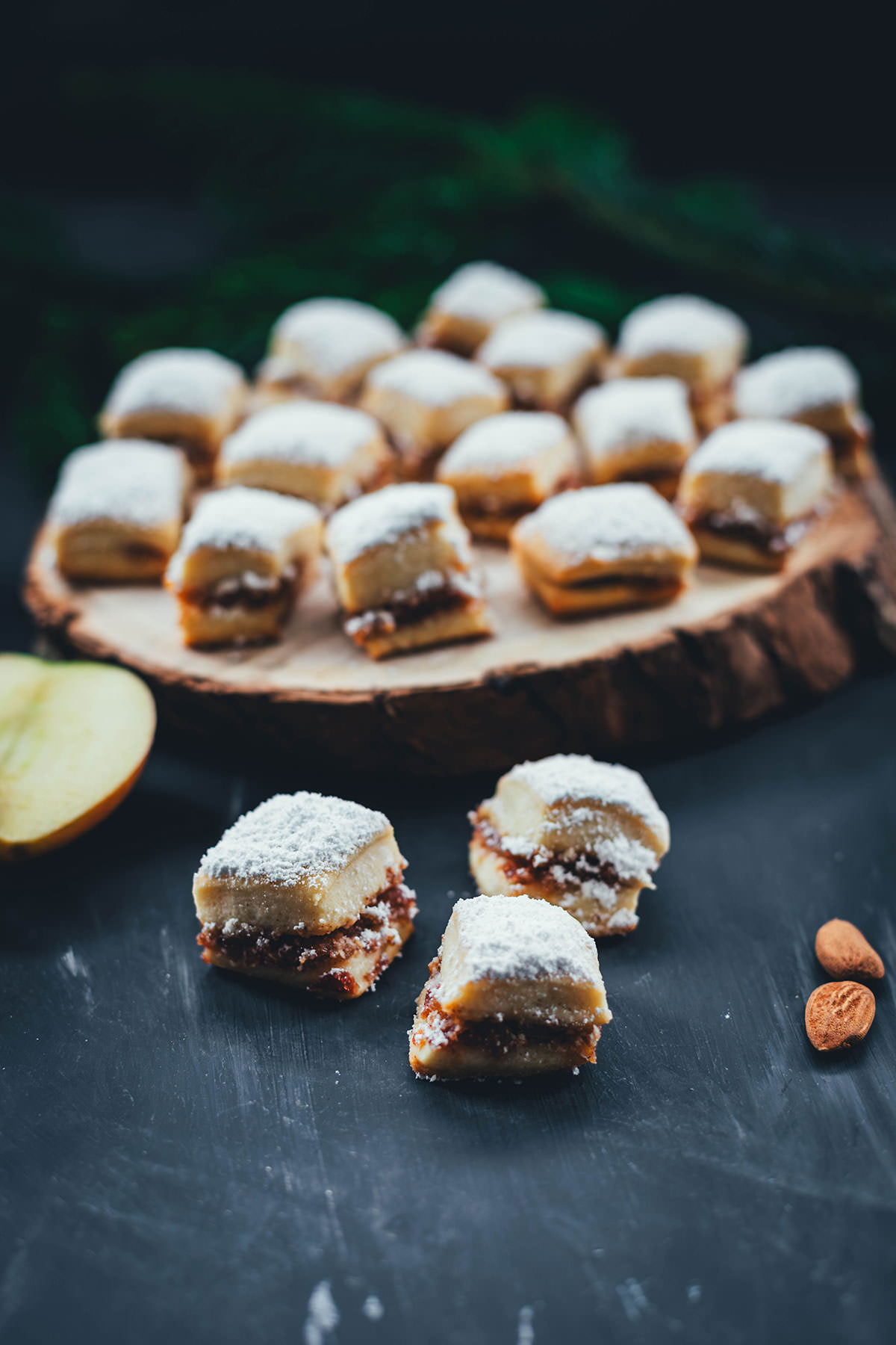 Geniale Rezeptidee für die Weihnachtsbäckerei: Einfaches Stollen-Konfekt mit saftiger Bratapfel-Füllung. Mein Bratapfel-Stollen-Konfekt ist kinderleicht im Thermomix zuzubereiten und der Star auf dem Weihnachtsplätzchen-Teller! | moeyskitchen.com