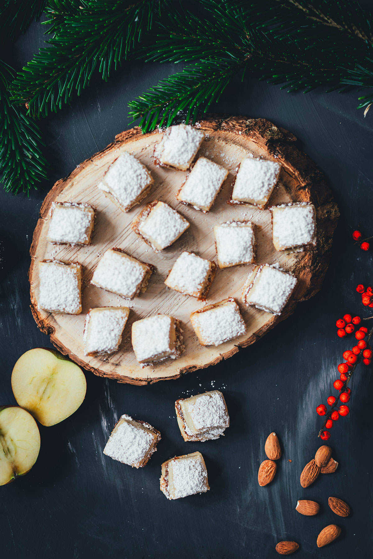 Geniale Rezeptidee für die Weihnachtsbäckerei: Einfaches Stollen-Konfekt mit saftiger Bratapfel-Füllung. Mein Bratapfel-Stollen-Konfekt ist kinderleicht im Thermomix zuzubereiten und der Star auf dem Weihnachtsplätzchen-Teller! | moeyskitchen.com