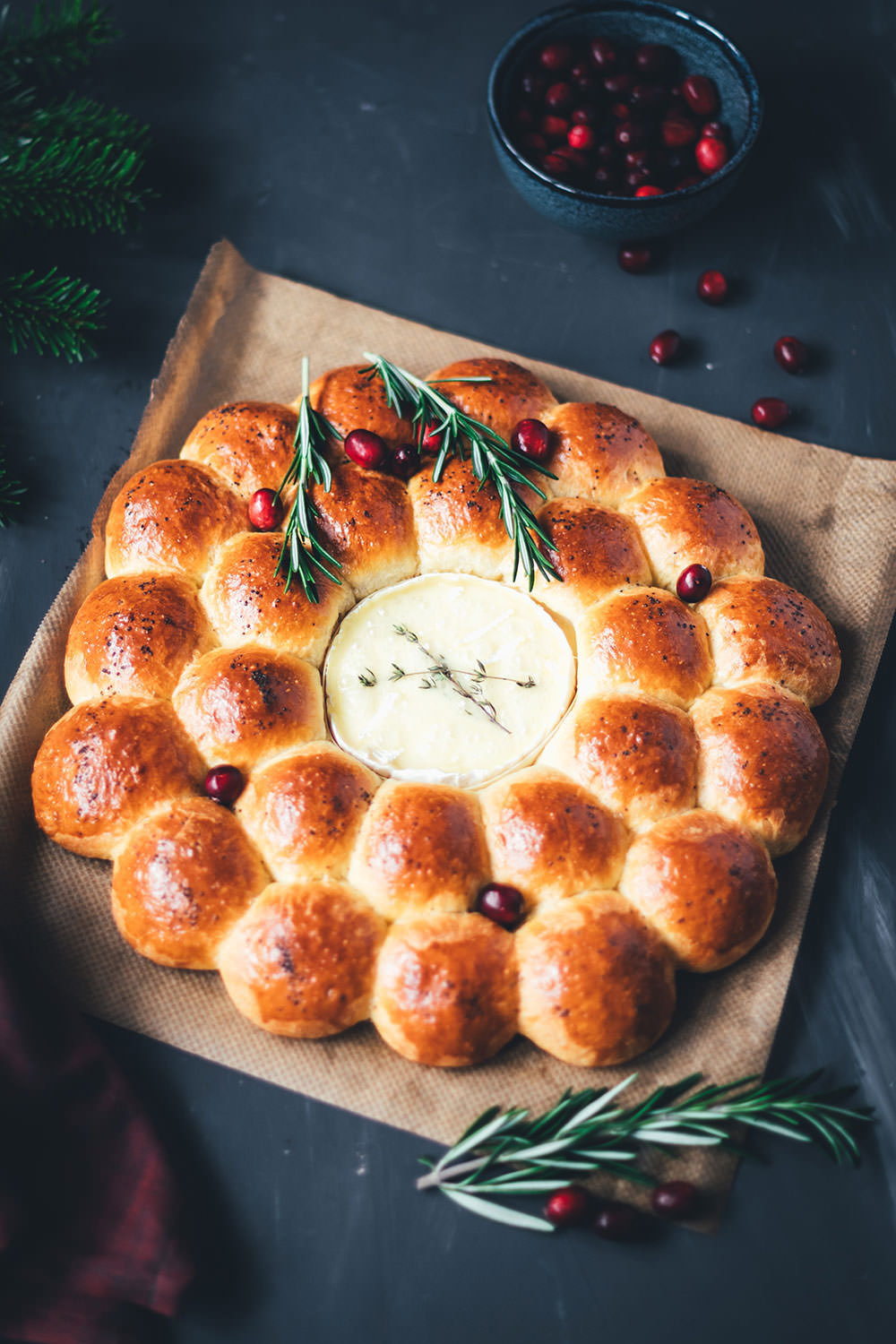 Rezept für herzhaften Brioche-Kranz mit Camembert | Partybrot bzw. Zupfbrot für die ganze Familie | moeyskitchen.com #partybrot #brotkranz #briochekranz #brot #camembert #weihnachten #weihnachtsmenü #brotzeit #rezepte #foodblogger