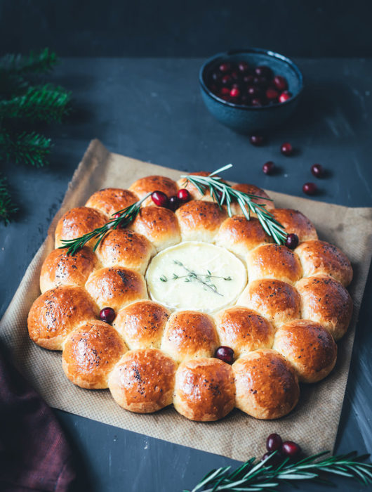 Rezept für herzhaften Brioche-Kranz mit Camembert | Partybrot bzw. Zupfbrot für die ganze Familie | moeyskitchen.com #partybrot #brotkranz #briochekranz #brot #camembert #weihnachten #weihnachtsmenü #brotzeit #rezepte #foodblogger
