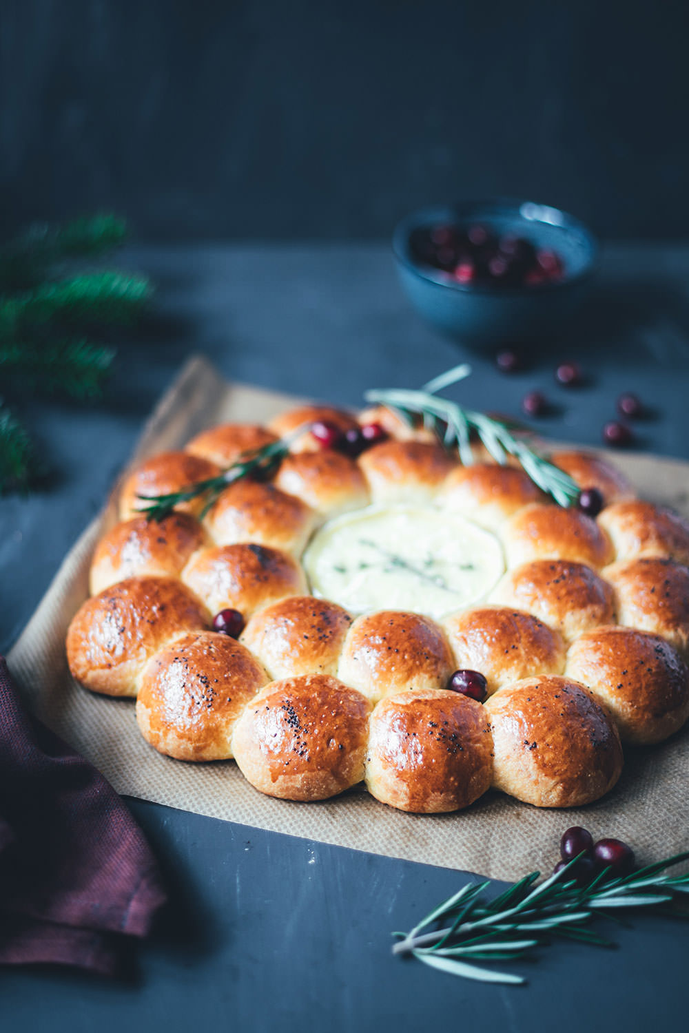 Rezept für herzhaften Brioche-Kranz mit Camembert | Partybrot bzw. Zupfbrot für die ganze Familie | moeyskitchen.com #partybrot #brotkranz #briochekranz #brot #camembert #weihnachten #weihnachtsmenü #brotzeit #rezepte #foodblogger