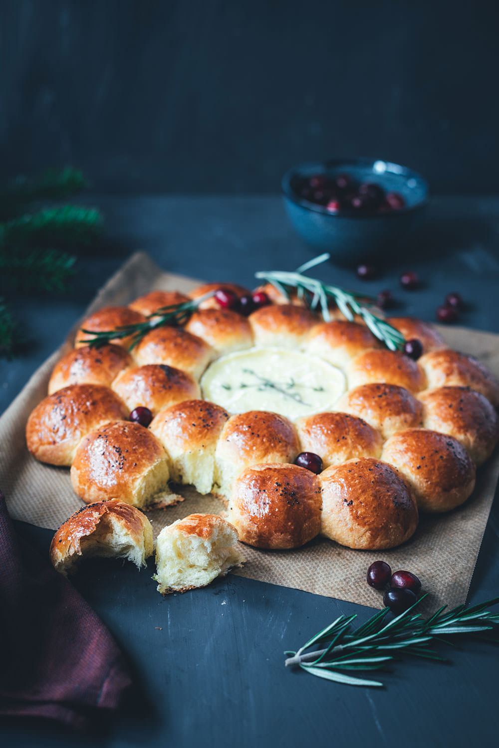 Rezept für herzhaften Brioche-Kranz mit Camembert | Partybrot bzw. Zupfbrot für die ganze Familie | moeyskitchen.com #partybrot #brotkranz #briochekranz #brot #camembert #weihnachten #weihnachtsmenü #brotzeit #rezepte #foodblogger