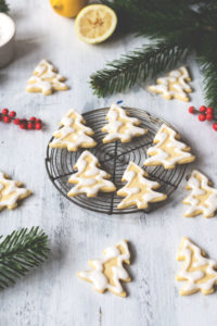 Rezept für Butterschmalz-Zitronen-Tannenbäumchen: einfache Ausstech-Plätzchen für Weihnachten | moeyskitchen.com