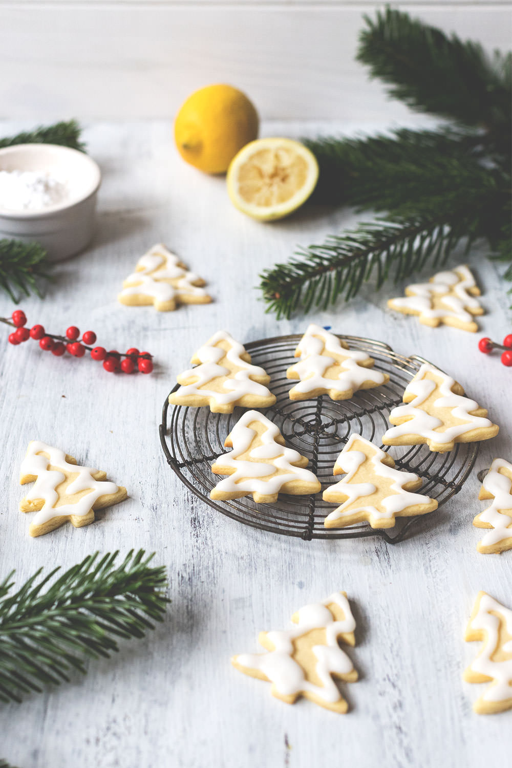 Rezept für Butterschmalz-Zitronen-Tannenbäumchen: einfache Ausstech-Plätzchen für Weihnachten | moeyskitchen.com