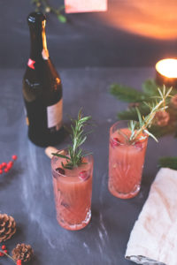 Weihnachtsmenü Aperitif: Cranberry Mimosa | Hüftgold & Lametta - Das Foodblogger-Weihnachtsmenü 2017 | moeyskitchen.com