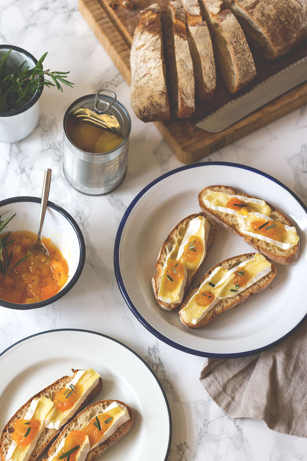 Rezept für Crostini mit gebackenem Brie und Aprikosen-Chutney | moeyskitchen.com