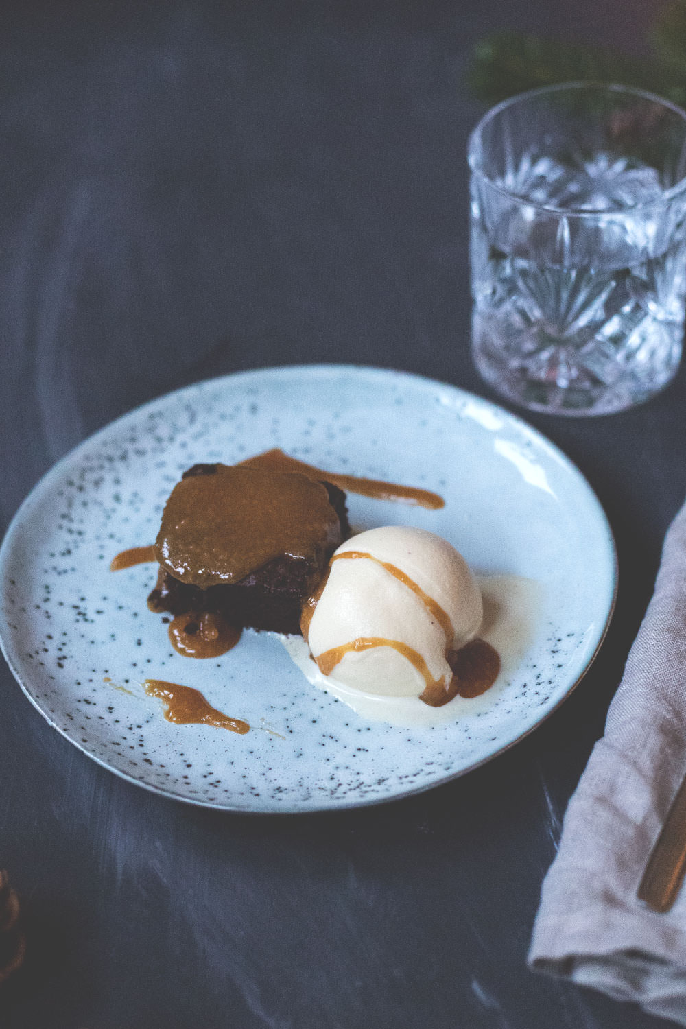 Rezept für Gingerbread-Brownies mit Eggnog Ice Cream und Bourbon Caramel Sauce | moeyskitchen.com