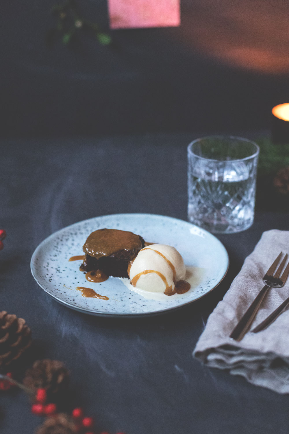 Rezept für Gingerbread-Brownies mit Eggnog Ice Cream und Bourbon Caramel Sauce | moeyskitchen.com