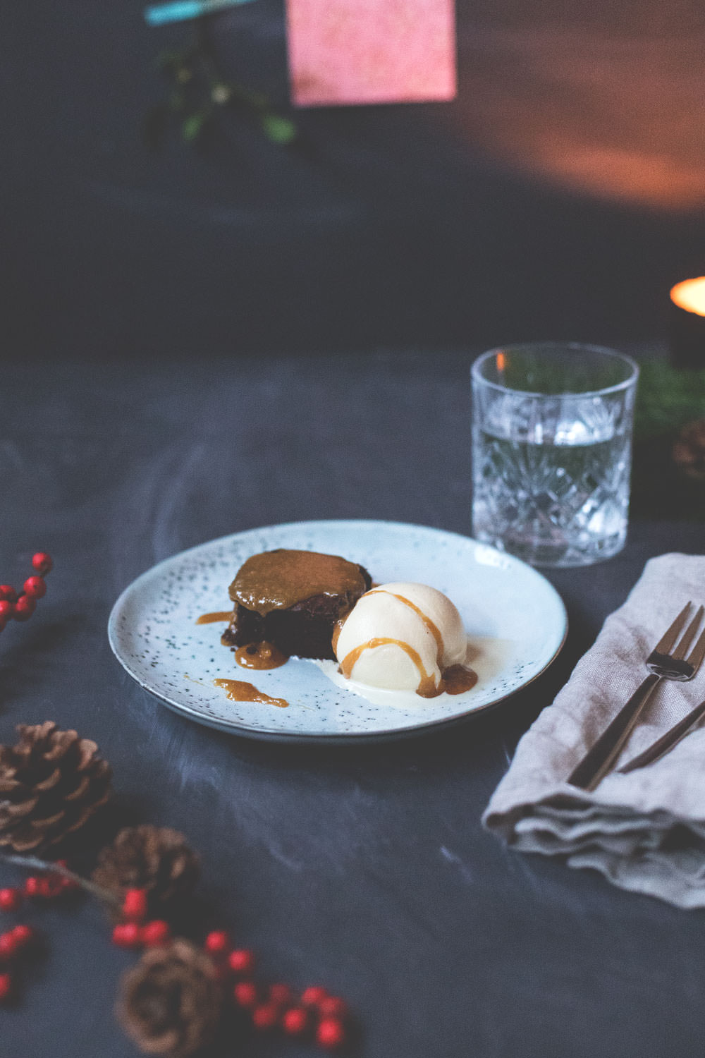 Rezept für Gingerbread-Brownies mit Eggnog Ice Cream und Bourbon Caramel Sauce | moeyskitchen.com