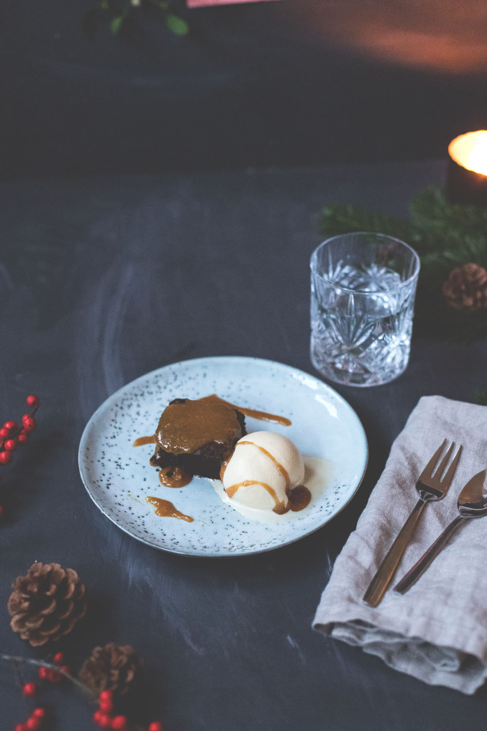 Rezept für Gingerbread-Brownies mit Eggnog Ice Cream und Bourbon Caramel Sauce | moeyskitchen.com