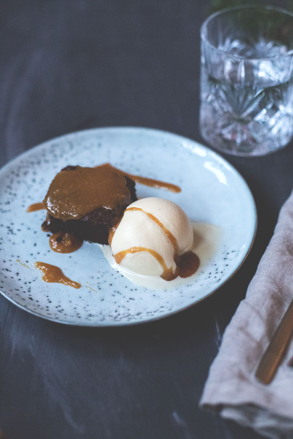 Rezept für Gingerbread-Brownies mit Eggnog Ice Cream und Bourbon Caramel Sauce | moeyskitchen.com