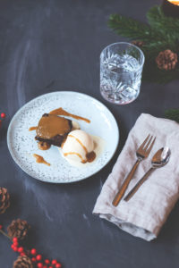 Rezept für Gingerbread-Brownies mit Eggnog Ice Cream und Bourbon Caramel Sauce | moeyskitchen.com
