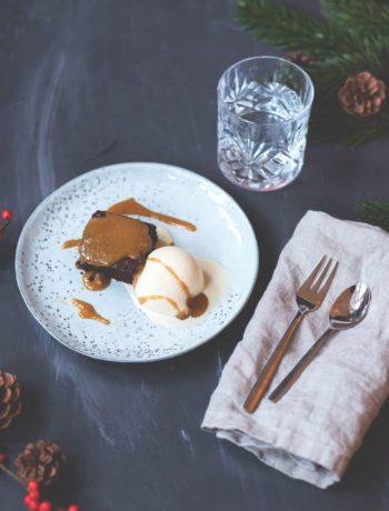 Rezept für Gingerbread-Brownies mit Eggnog Ice Cream und Bourbon Caramel Sauce | moeyskitchen.com