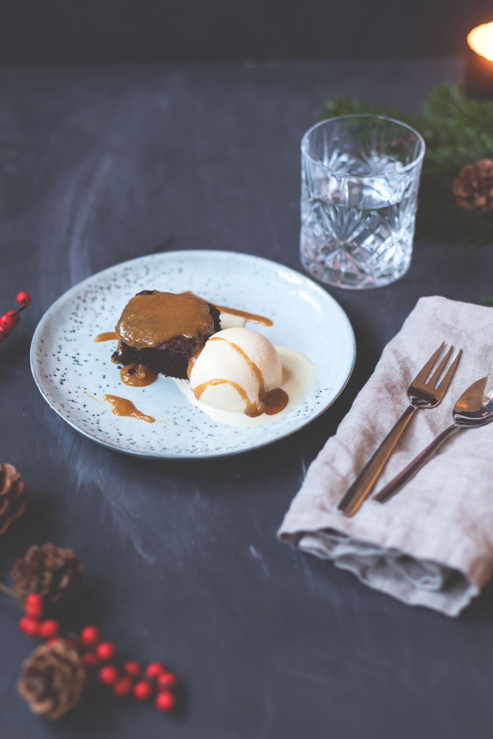 Rezept für Gingerbread-Brownies mit Eggnog Ice Cream und Bourbon Caramel Sauce | moeyskitchen.com